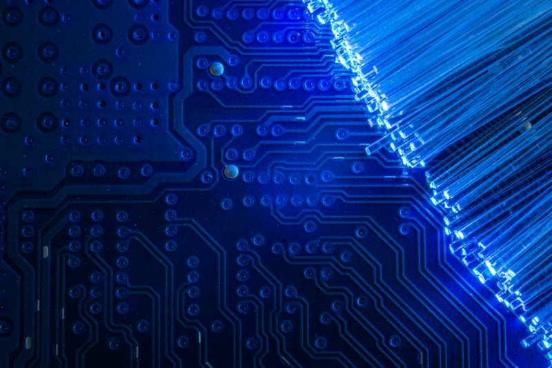 Circuit imprimé et fibre optique illustrant l'innovation technologique