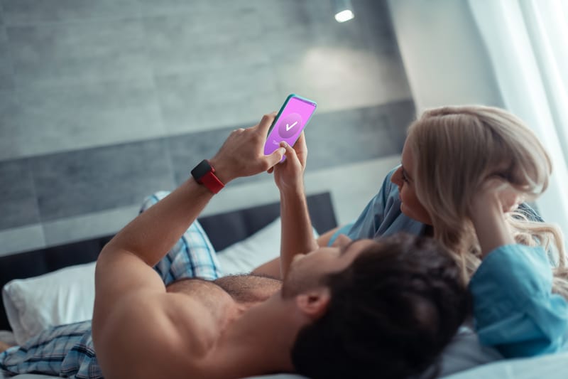 Couple utilisant une application mobile sur smartphone